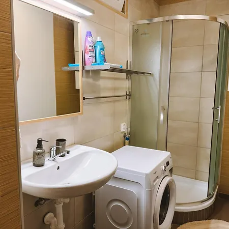 V Meste Apartman Pöstyén
